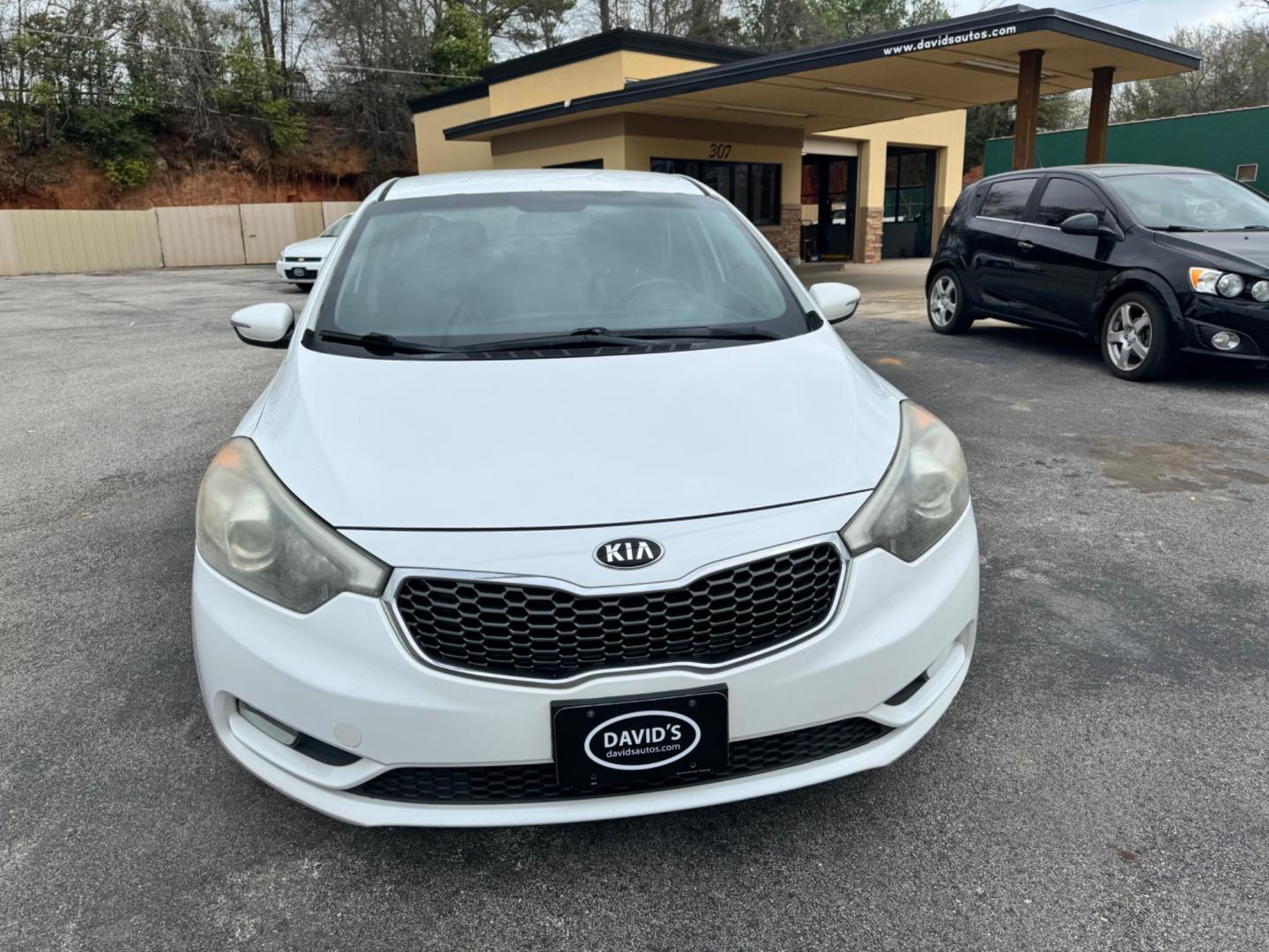 2014 WHITE Kia Forte EX (KNAFX4A83E5) with an 2.0L L4 DOHC 16V engine, 6-Speed Automatic transmission, located at 307 West Marshall Avenue, Longview, TX, 75601, (903) 753-3091, 32.500828, -94.742577 - Photo#0